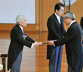 2010.11.3　皇居でノーベル化学賞に選ばれた根岸英一氏に天皇陛下から文化勲章が授与