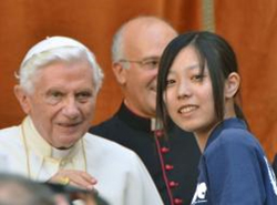 ローマ近郊カステルガンドルフォでローマ法王（左）にあいさつする、少女合唱団「ＭＪＣアンサンブル」団長の太田絵菜さん。